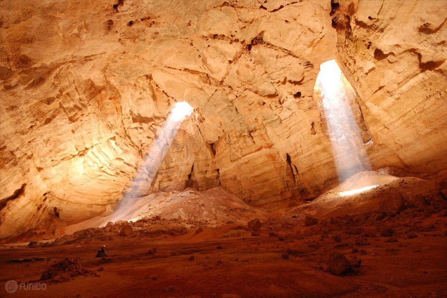 10- غار مجلس الجن Majlis Al Jinn Cave