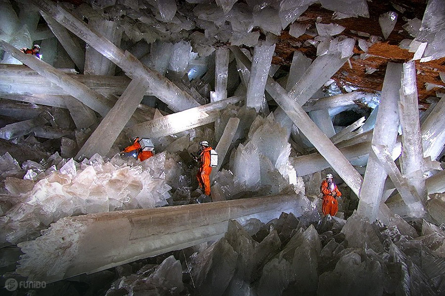 2- غار بلور Cave of the Crystals